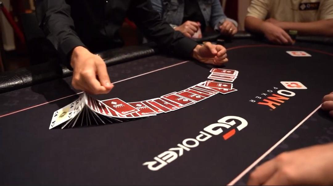 Leer delen als een professionele poker dealer!